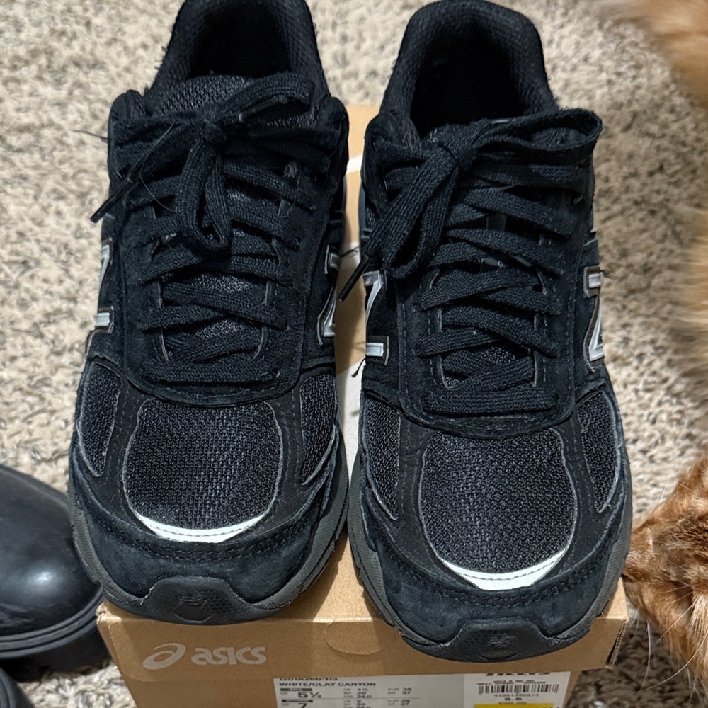 New Balance women’s Black Athletic Shoes